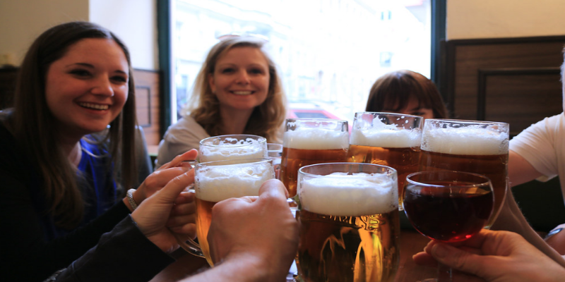 Alkoholfrie drikkevarer er ved at revolutionere vores vaner og ny alkoholerstatning kan måske give os et risikofrit buzz